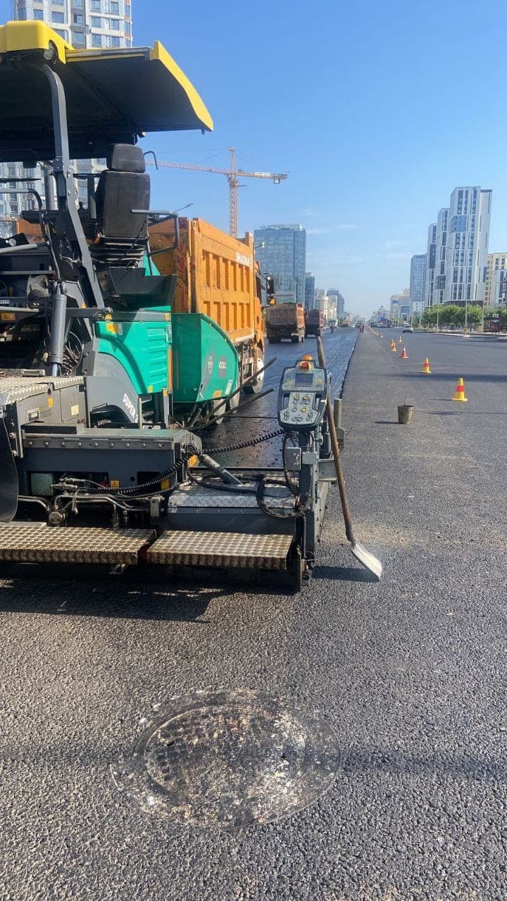 Vögele paver laying the surface course on Mangilik El Avenue