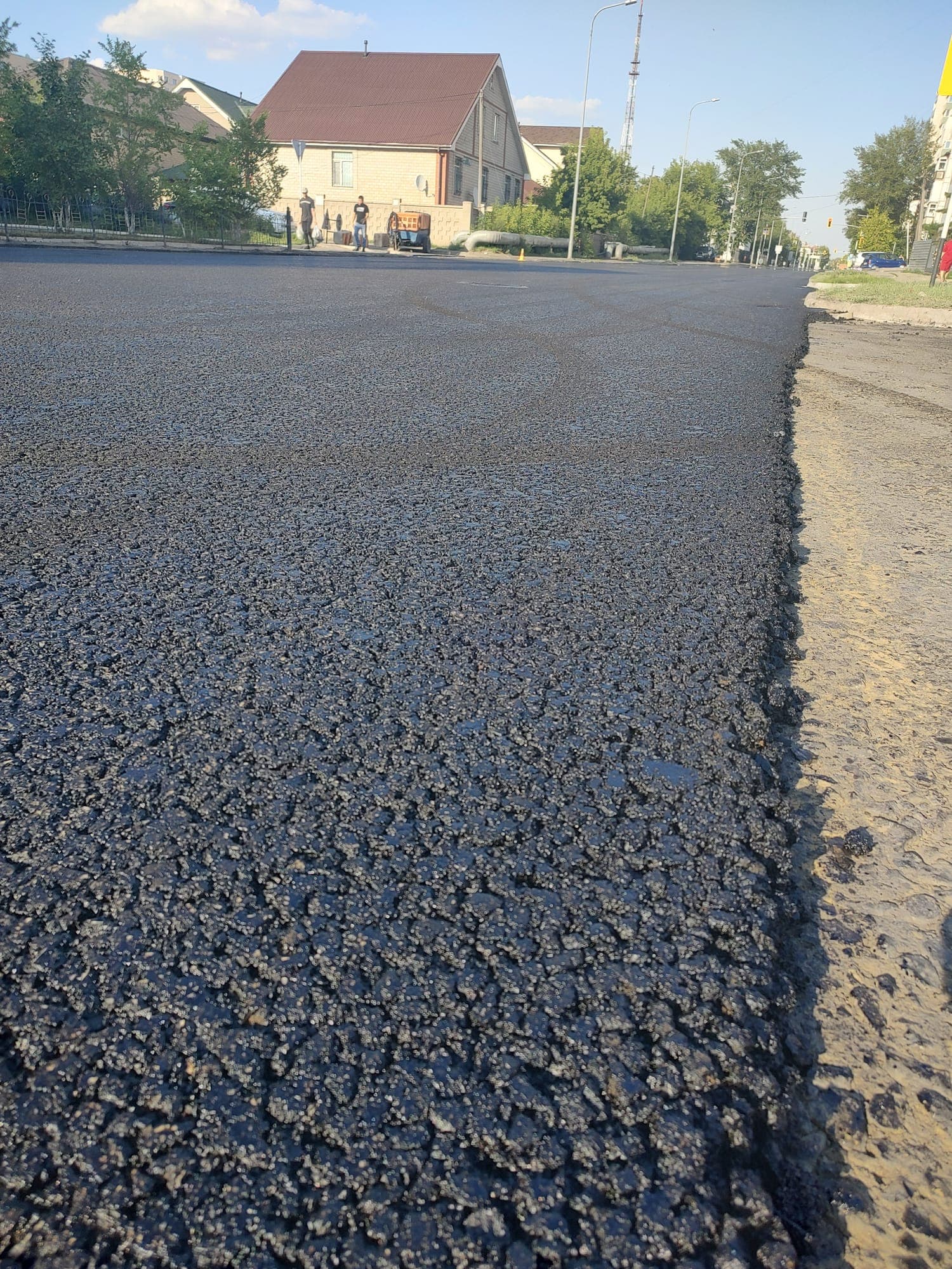 Close-up of the SMA-20 mixture texture at the edge of the lane