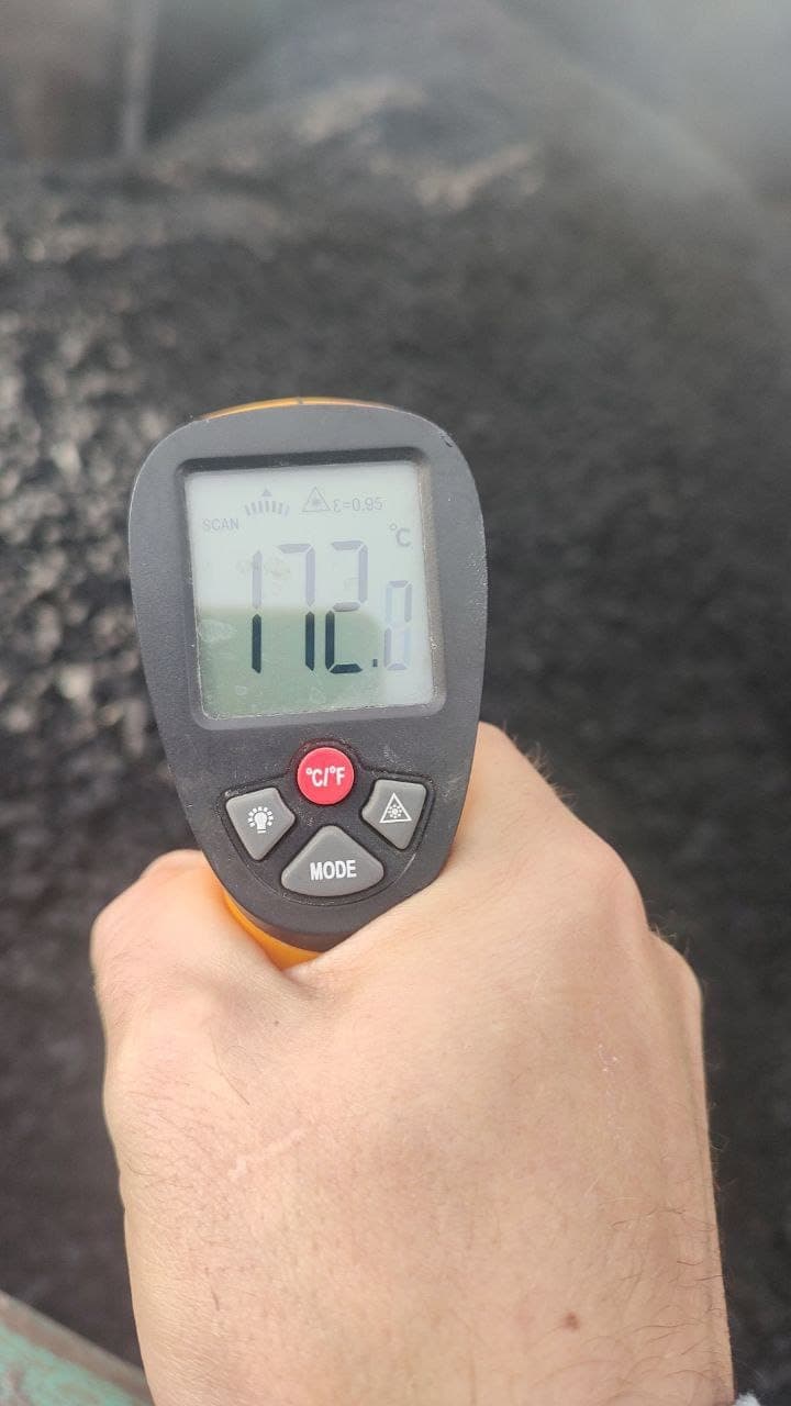Measuring the temperature of the SMA-20 mixture during paving: 172 °C