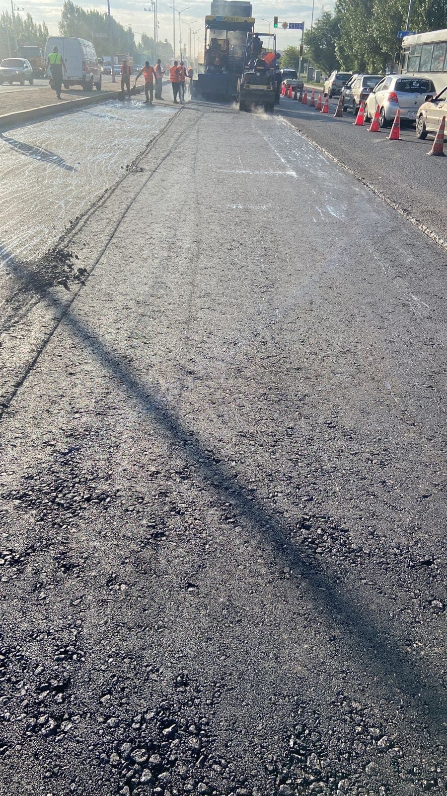 Laying the SMA-20 with Veleton MPC surface course on Tauelsizdik Avenue