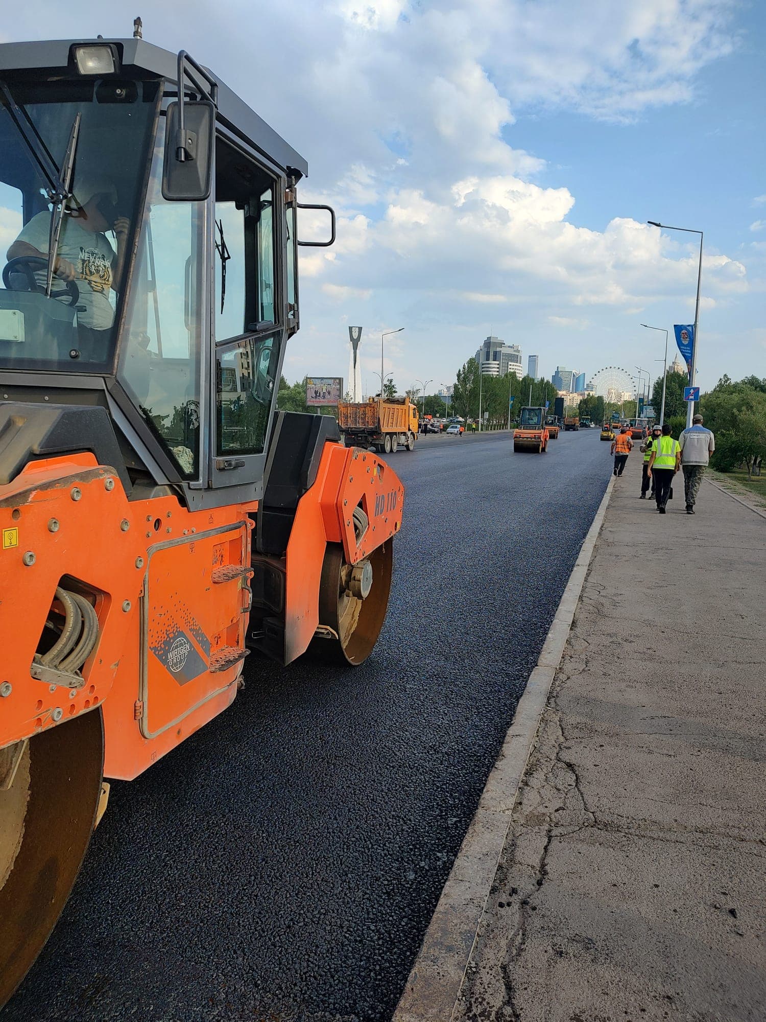 Roller at final compaction of the freshly laid course on Turan Avenue