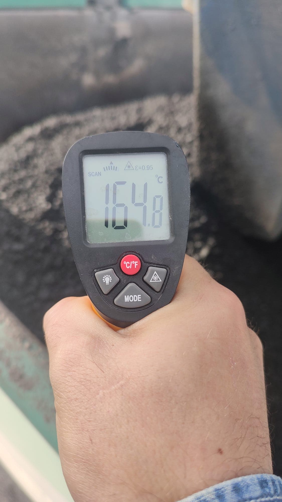 Measuring the temperature of the SMA-20 mixture during paving: 164 °C