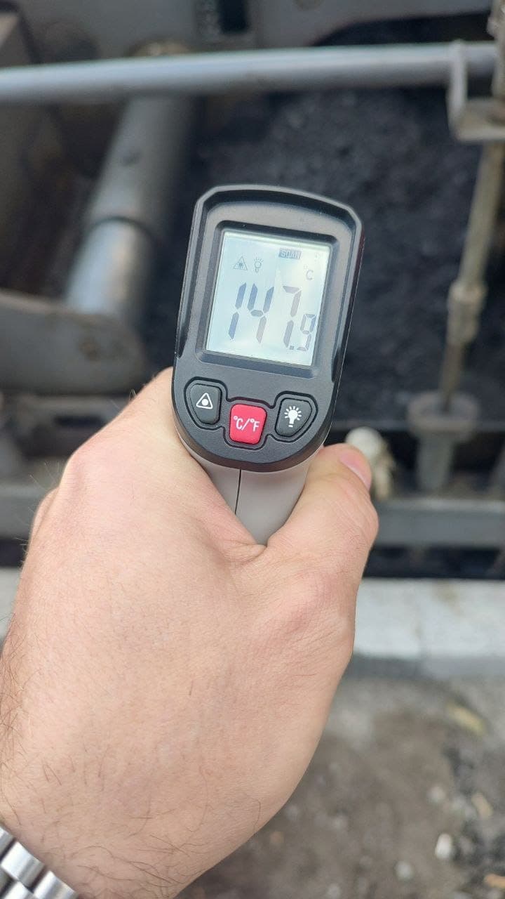 Measuring the temperature of the mixture during paving: 147.9 °C