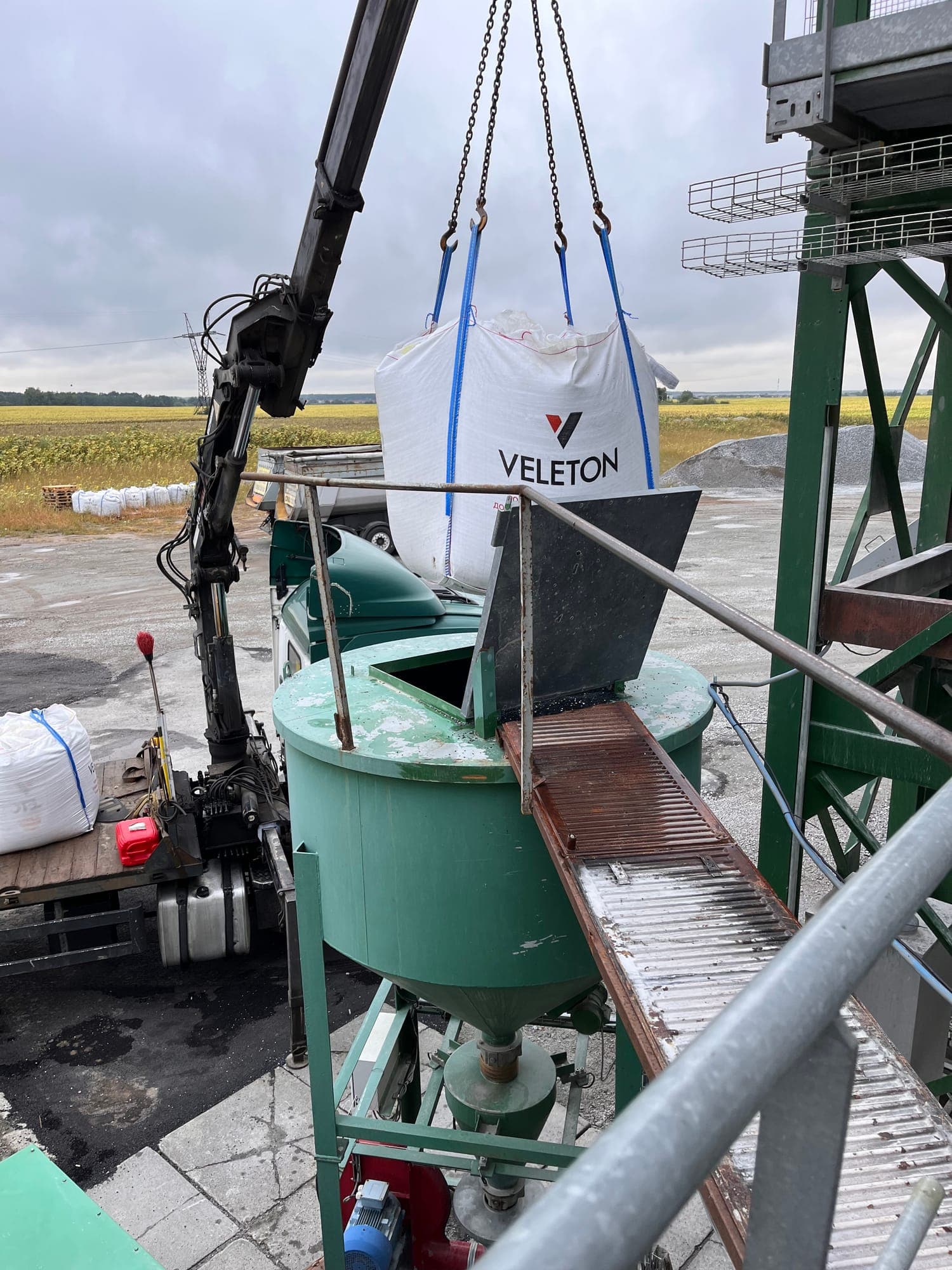 Zorya asphalt plant: a bag of the Veleton MPC additive before loading into the mixer