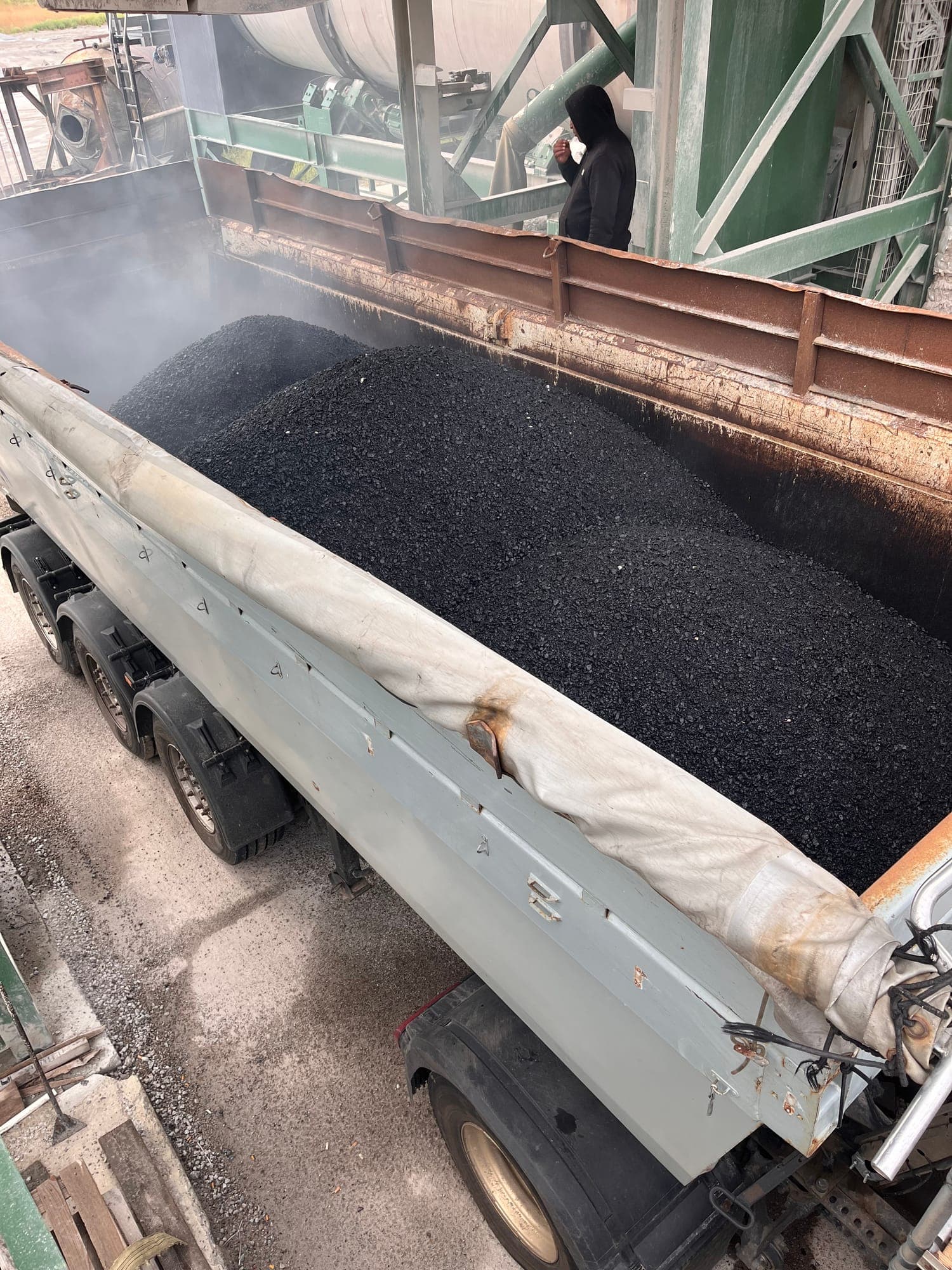 Loading the finished MZ A-20 with Veleton MPC mixture into a tipper at the Zorya asphalt plant