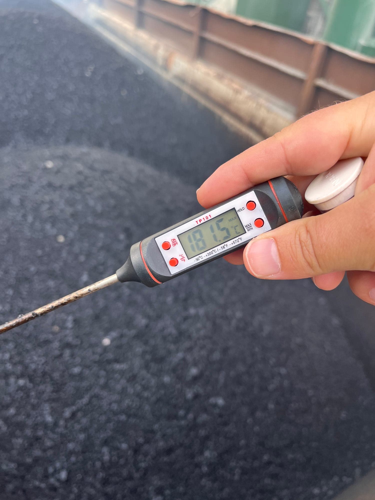 Measuring the temperature of the MZ A-20 mixture with a probe during paving: 181 °C