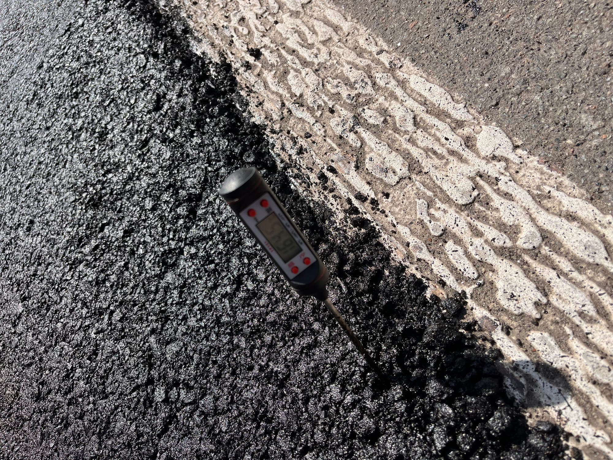 Measuring the temperature at the joint between the new and the old pavement