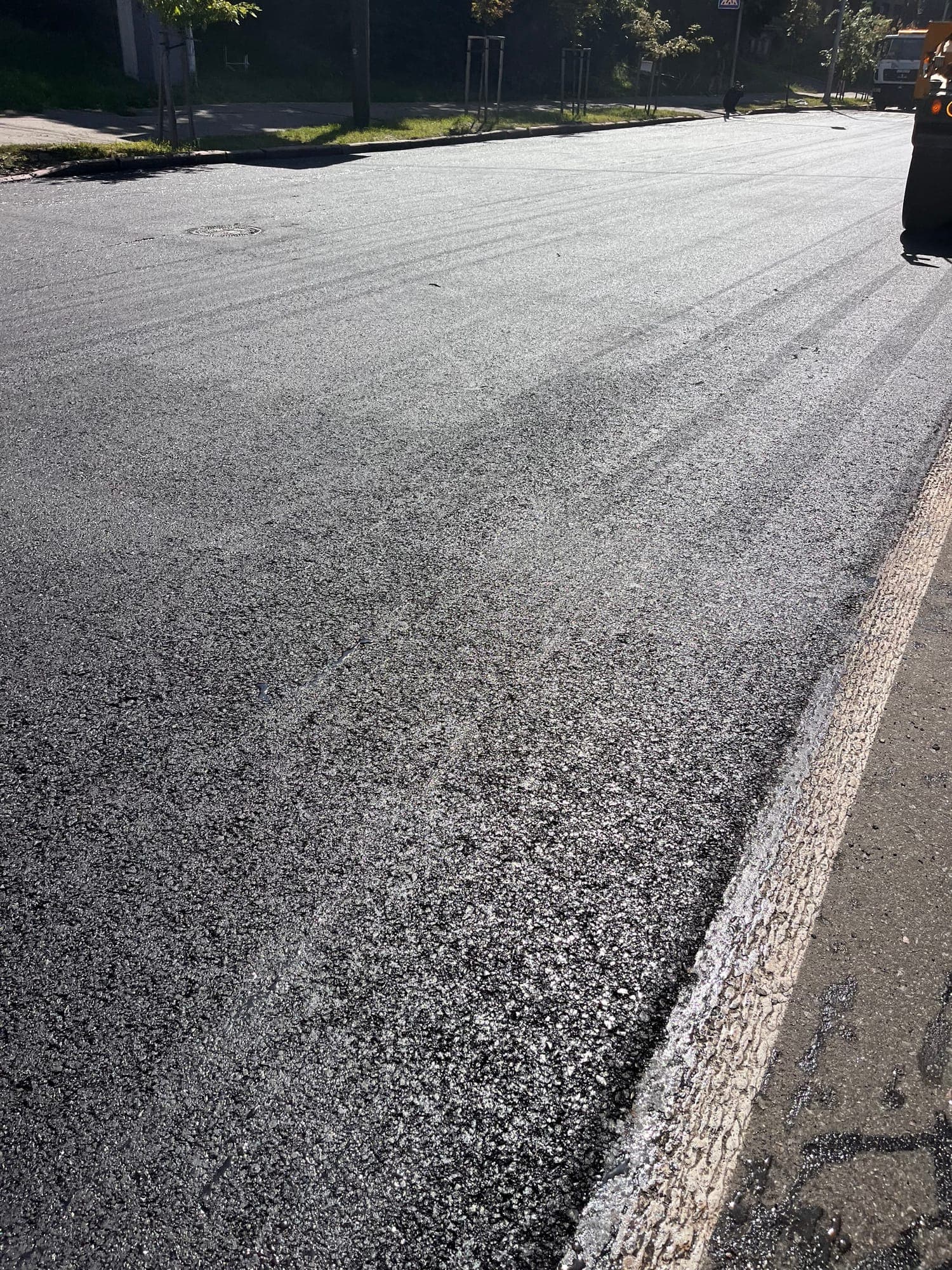 The boundary between the new MZ A-20 with Veleton MPC course and the old pavement