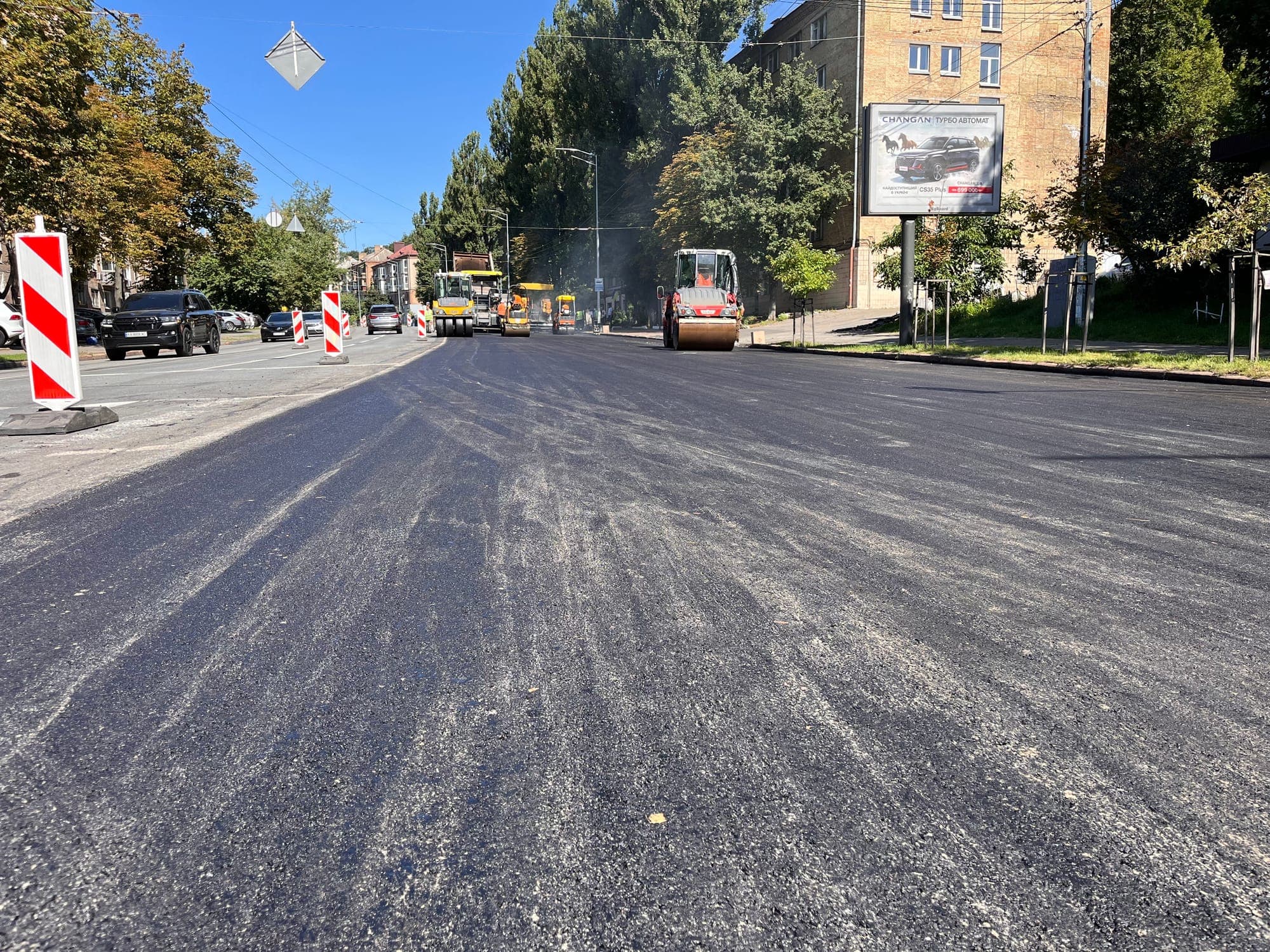 General view of Mykhaila Boichuka Street during paving of MZ A-20 with Veleton MPC
