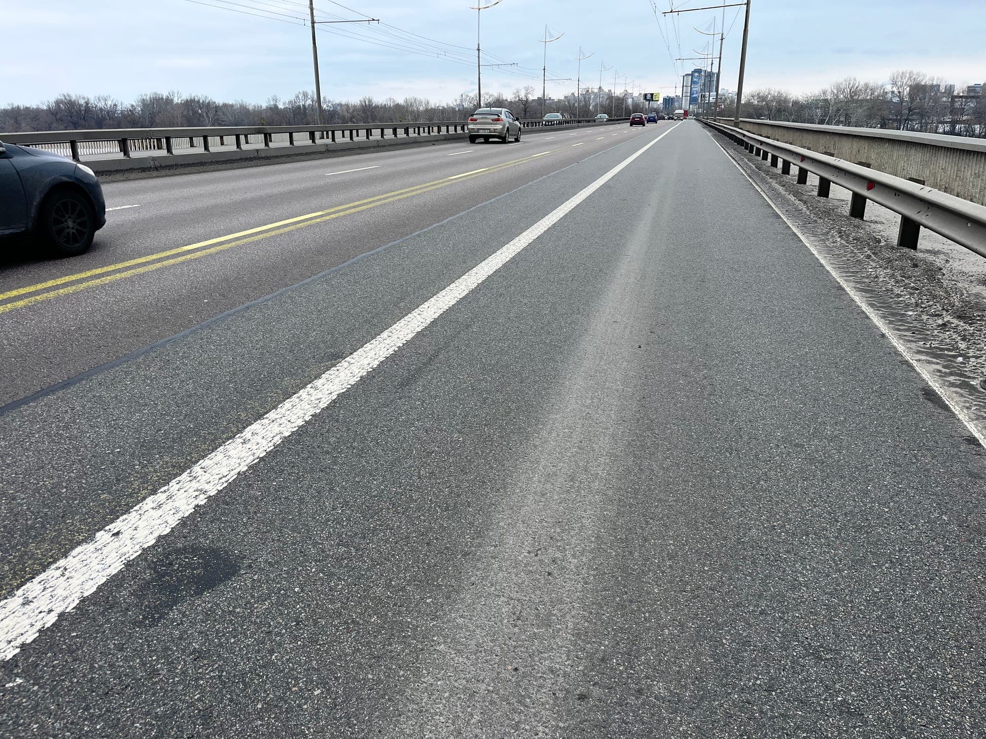 2026 audit, view of the pavement along the barrier