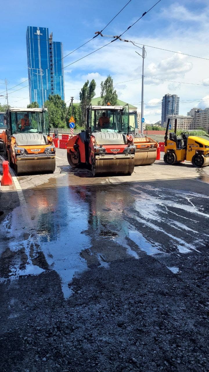 Compacting the freshly laid pavement with HAMM rollers