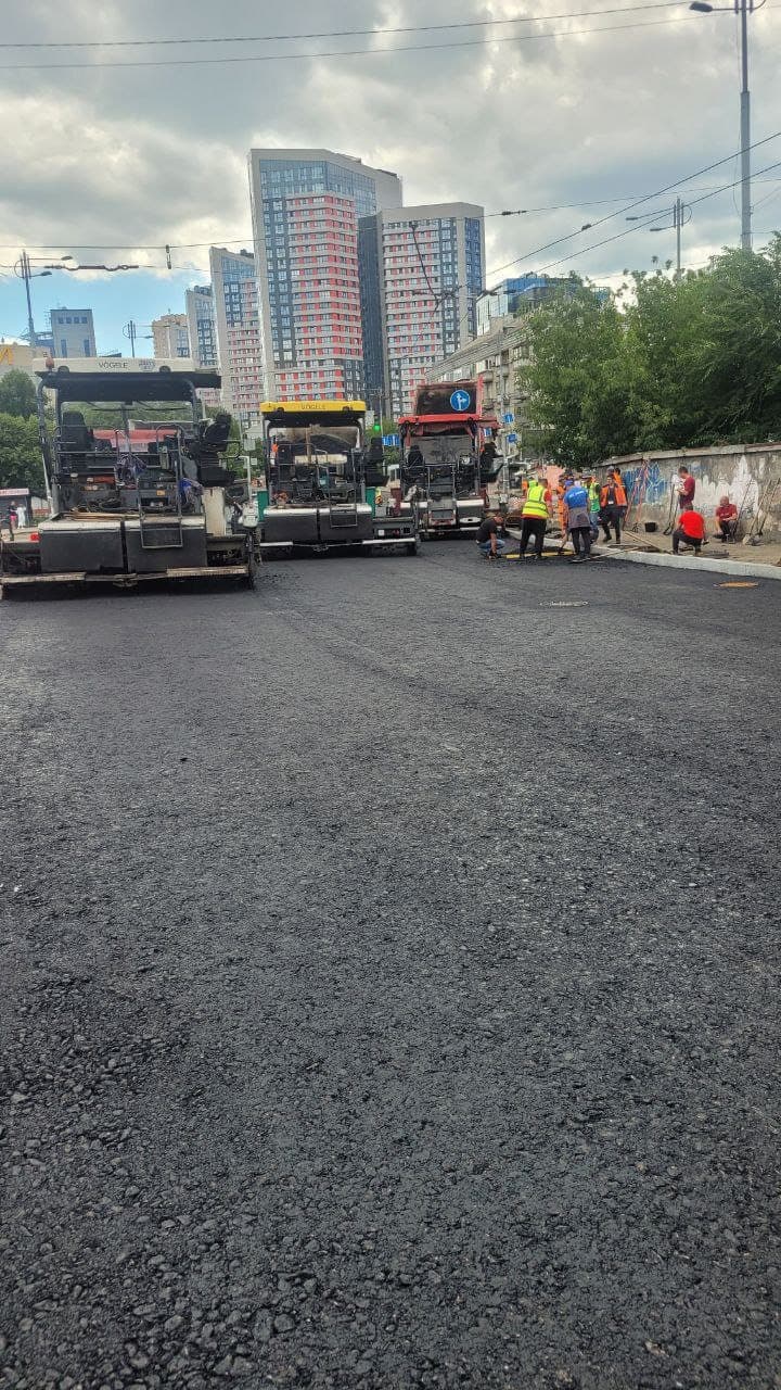 Three Vögele pavers laying the surface course in synchrony