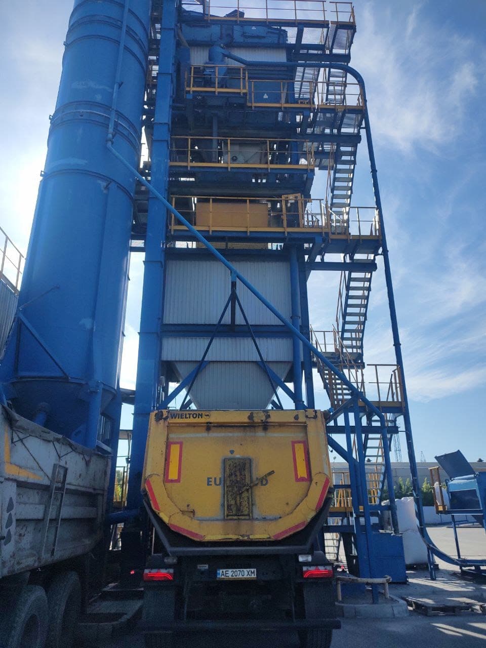Asphalt plant in Lozovaya, loading MZ B-10 mixture into a tipper