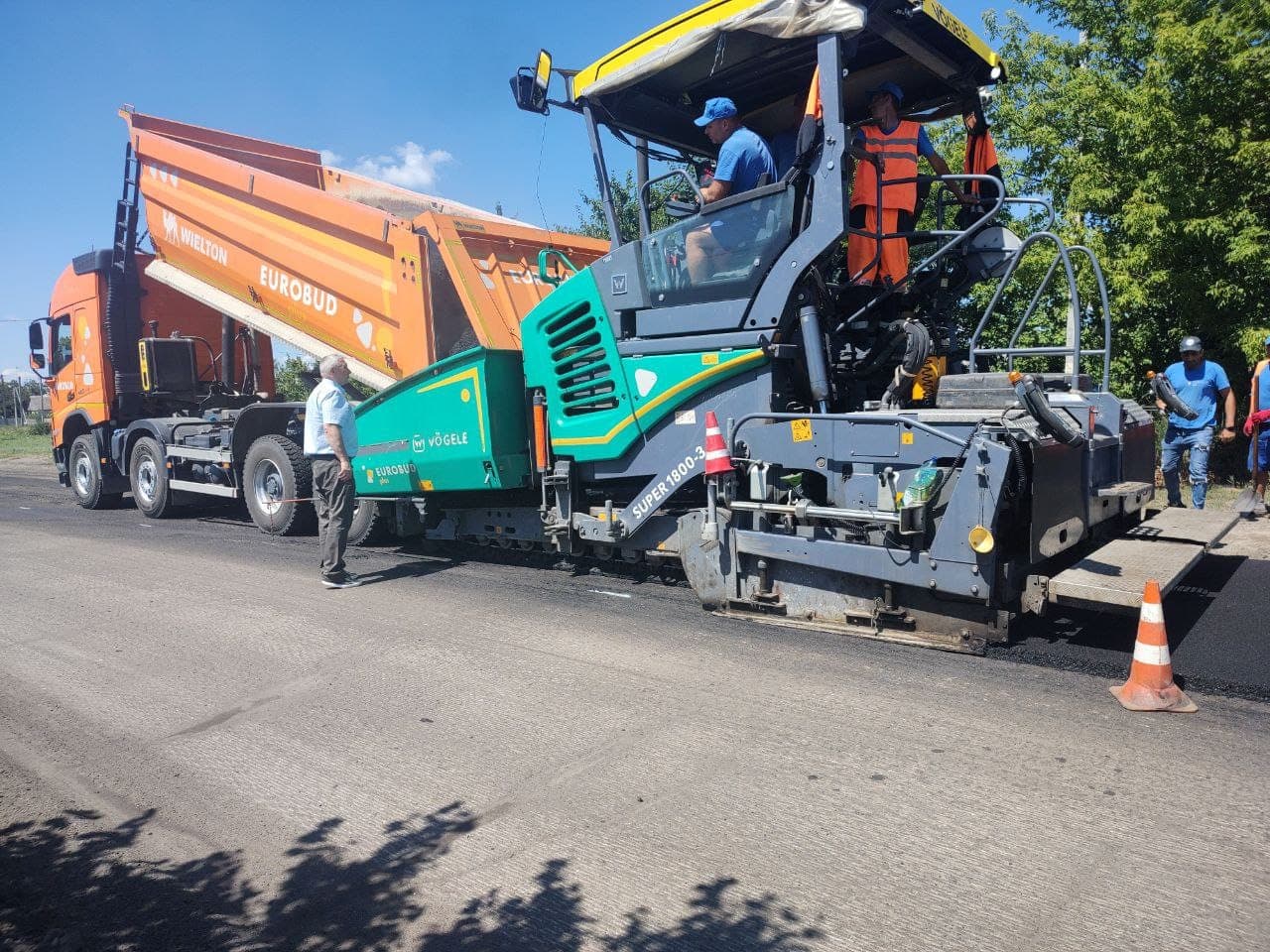 Vögele Super 1800-3 paver, loading from a tipper
