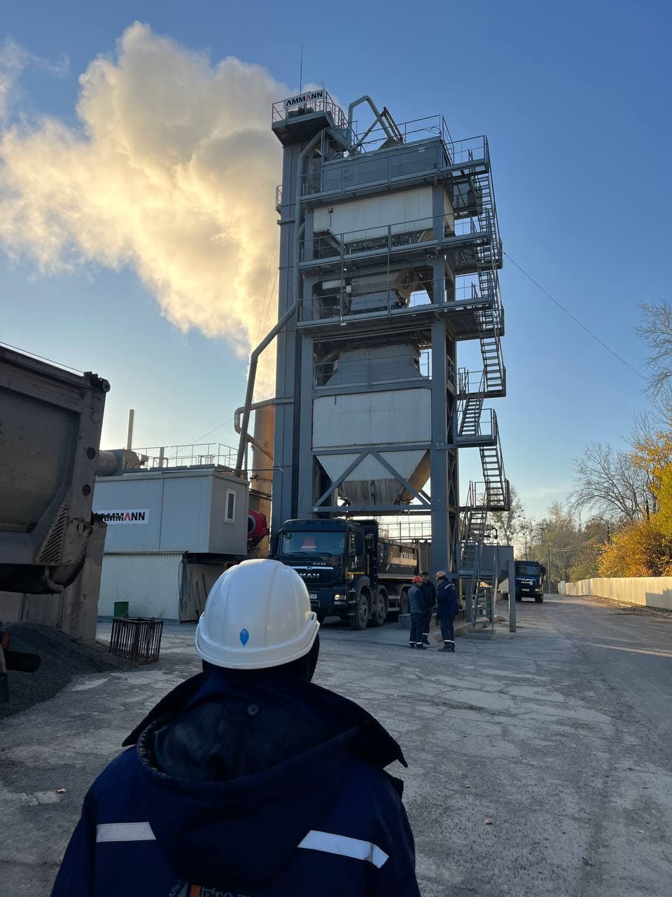 Ammann asphalt plant: loading SMA with Veleton ESA + AVE18 into a tipper
