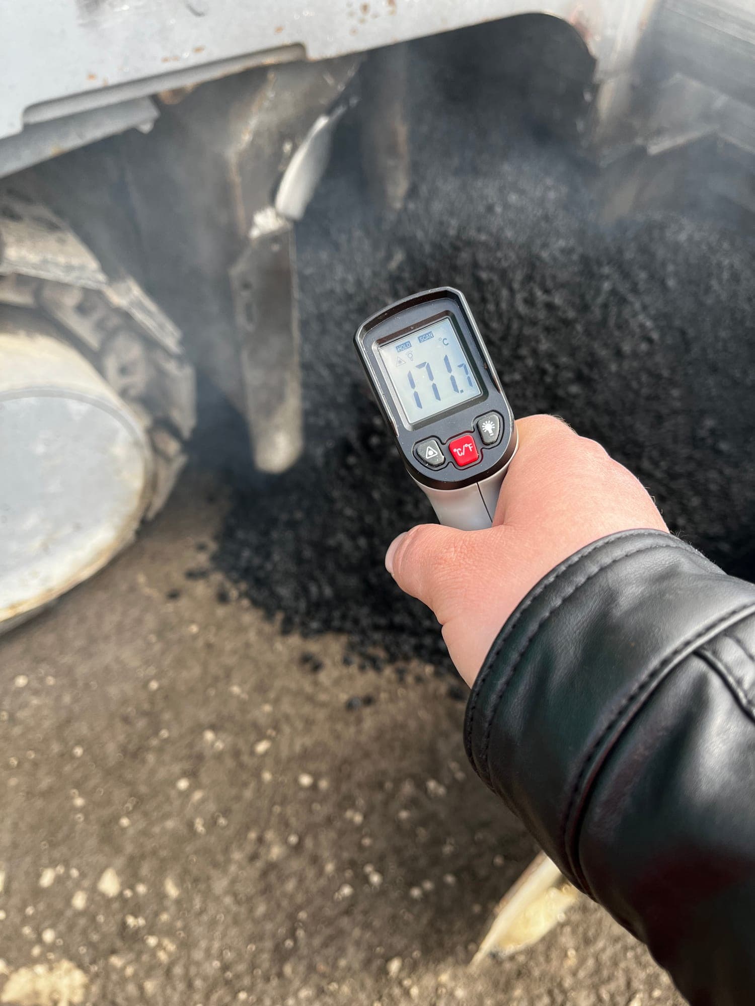 Measuring the temperature of the SMA mixture with a pyrometer during paving: 171 °C