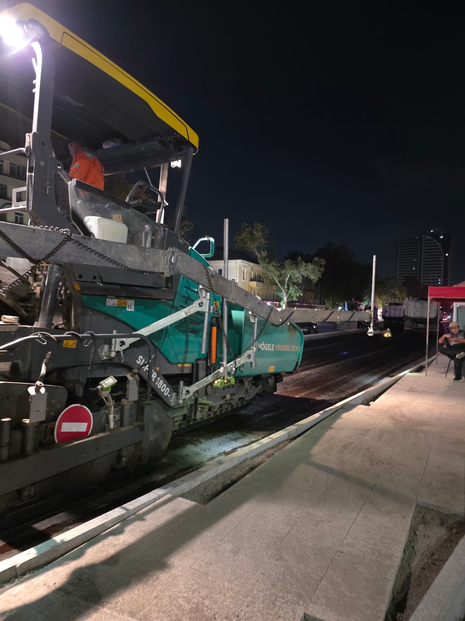 Vögele Super 1900-3i paver, night paving