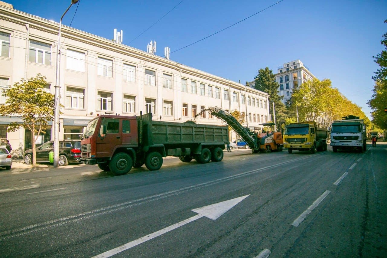 Milling the surface course on I. Chavchavadze Avenue before laying the new pavement