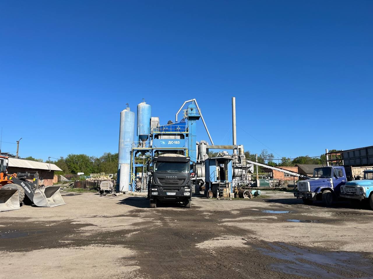 DS-185 asphalt plant, an Iveco tipper being loaded with MZ B-10