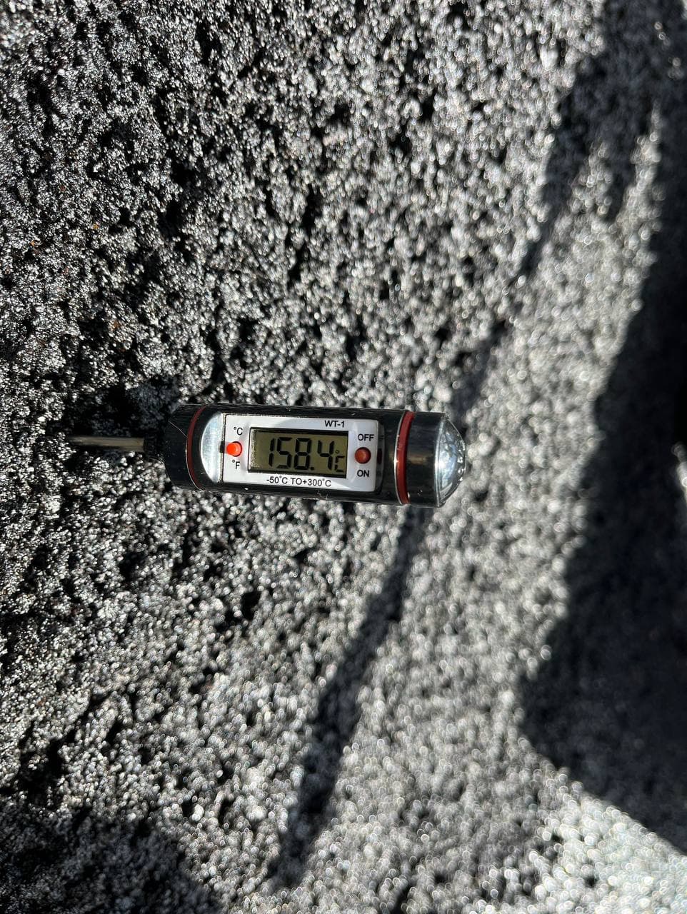 Measuring the paving temperature: 158.4 °C