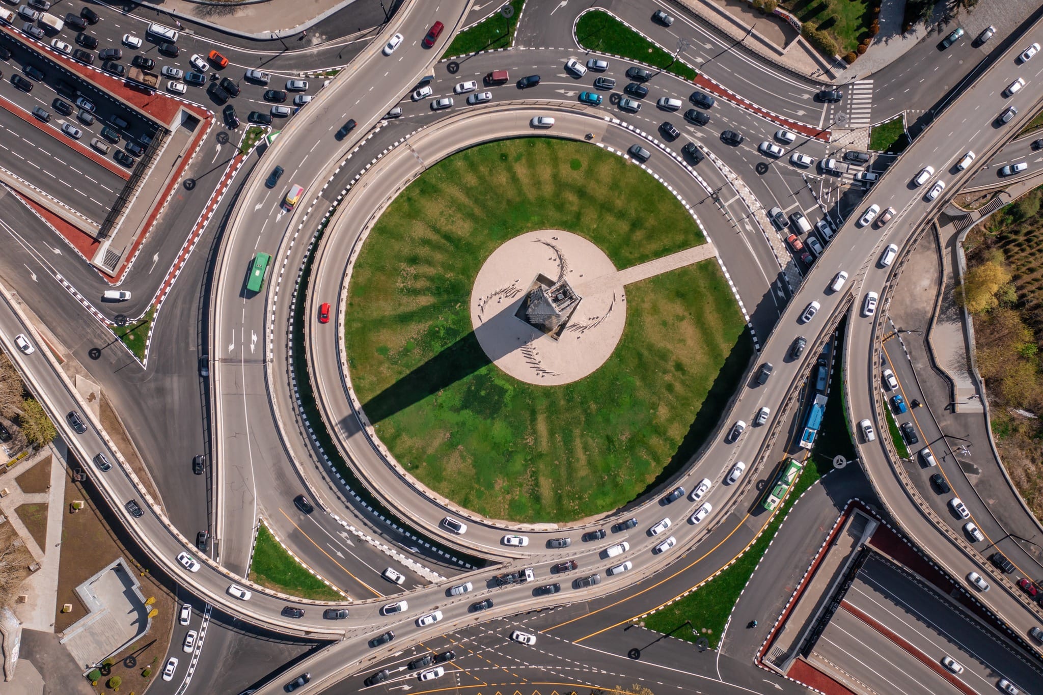Un échangeur routier vu du ciel : un giratoire avec voies réservées et circulation dans les deux sens