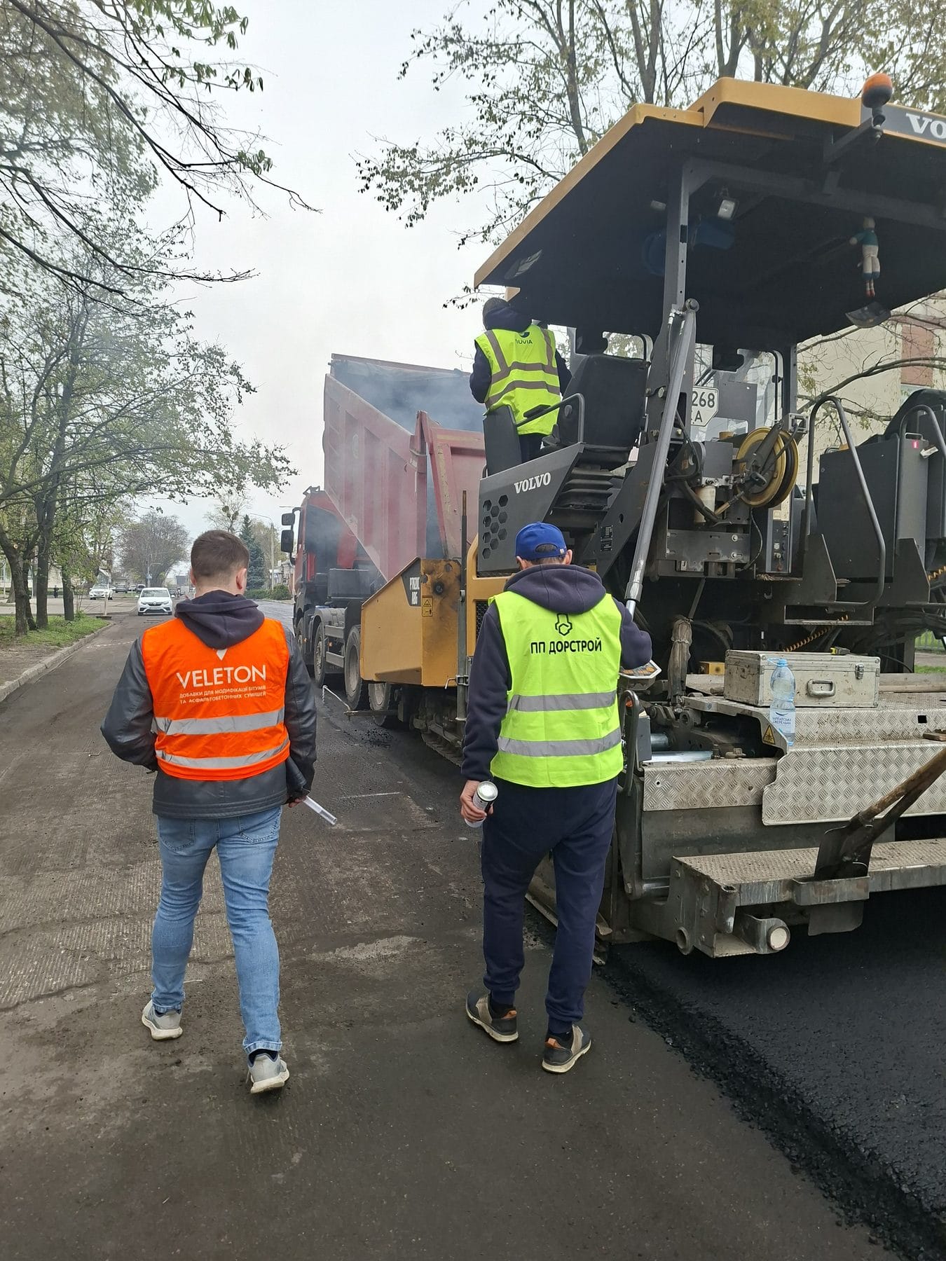 Un ingénieur procédés Veleton accompagne la mise en œuvre sur chantier avec l'équipe de l'entreprise