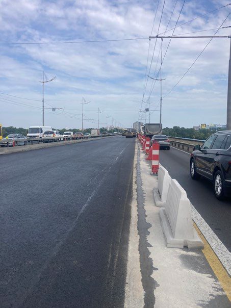Une voie fraîchement mise en œuvre sur le pont, des blocs de séparation et la circulation à côté