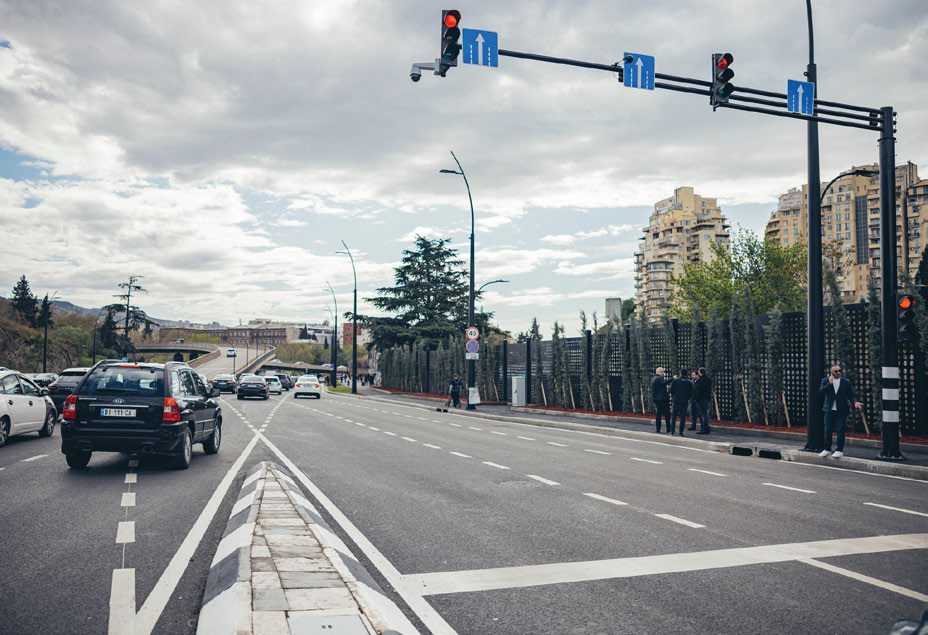 Una calle urbana en servicio: marcas viales nuevas, semáforos y tráfico
