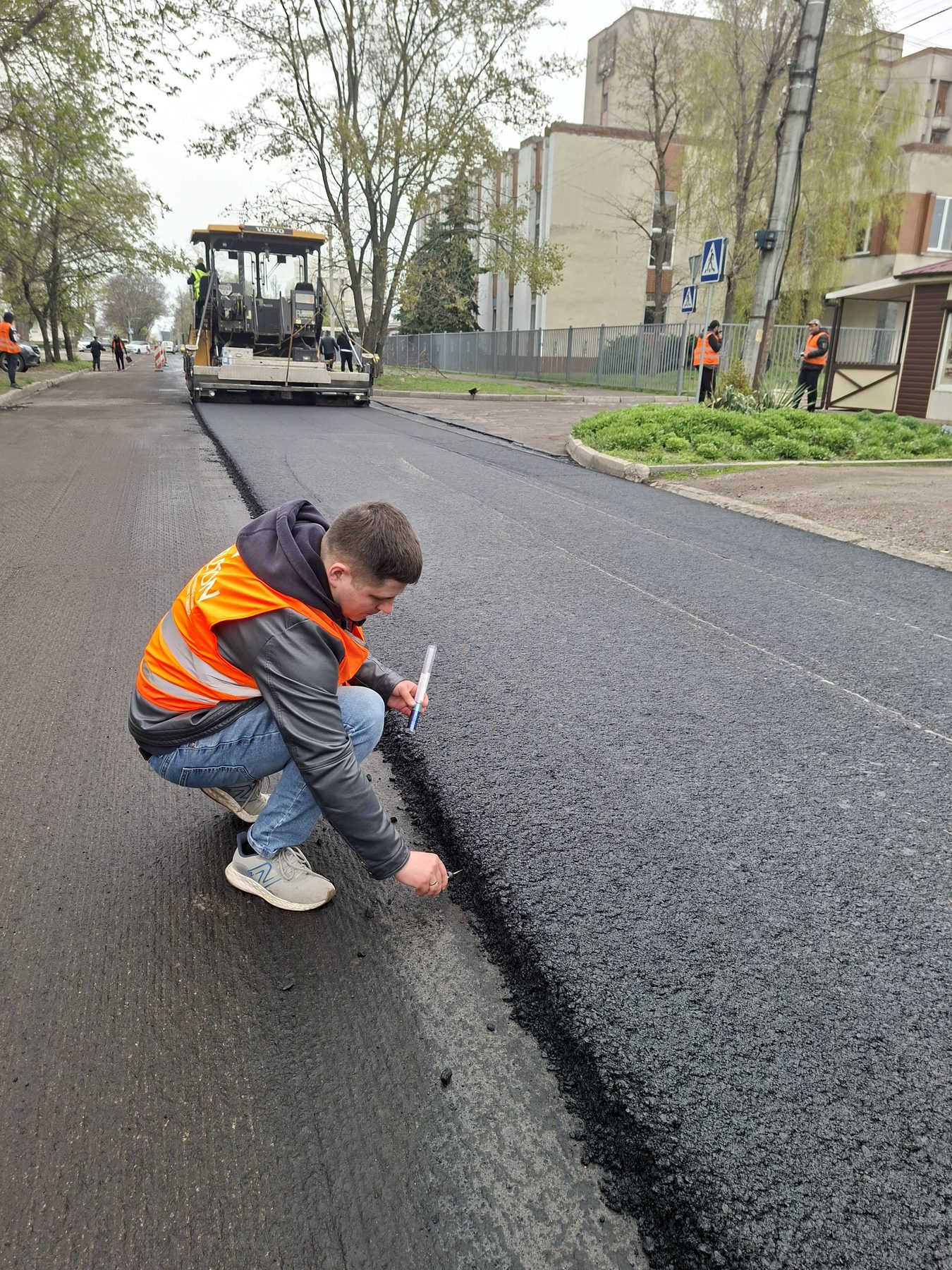 A Veleton technologist inspecting the edge of a freshly laid course